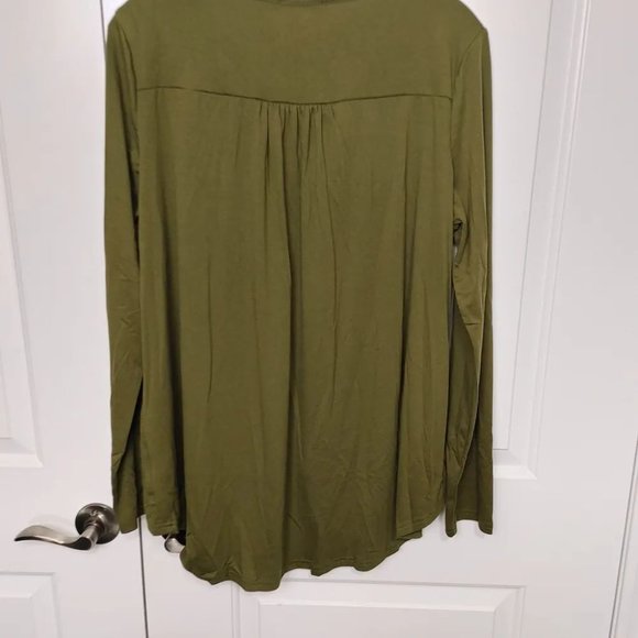 Green top size Medium hi low - Picture 6 of 7